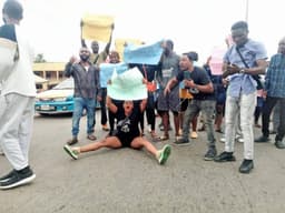 BREAKING NEWS: YOUTH PROTEST ERUPTS IN ONDO STATE FOLLOWING EFCC RAID AND ARREST OF 127 INDIVIDUALS.